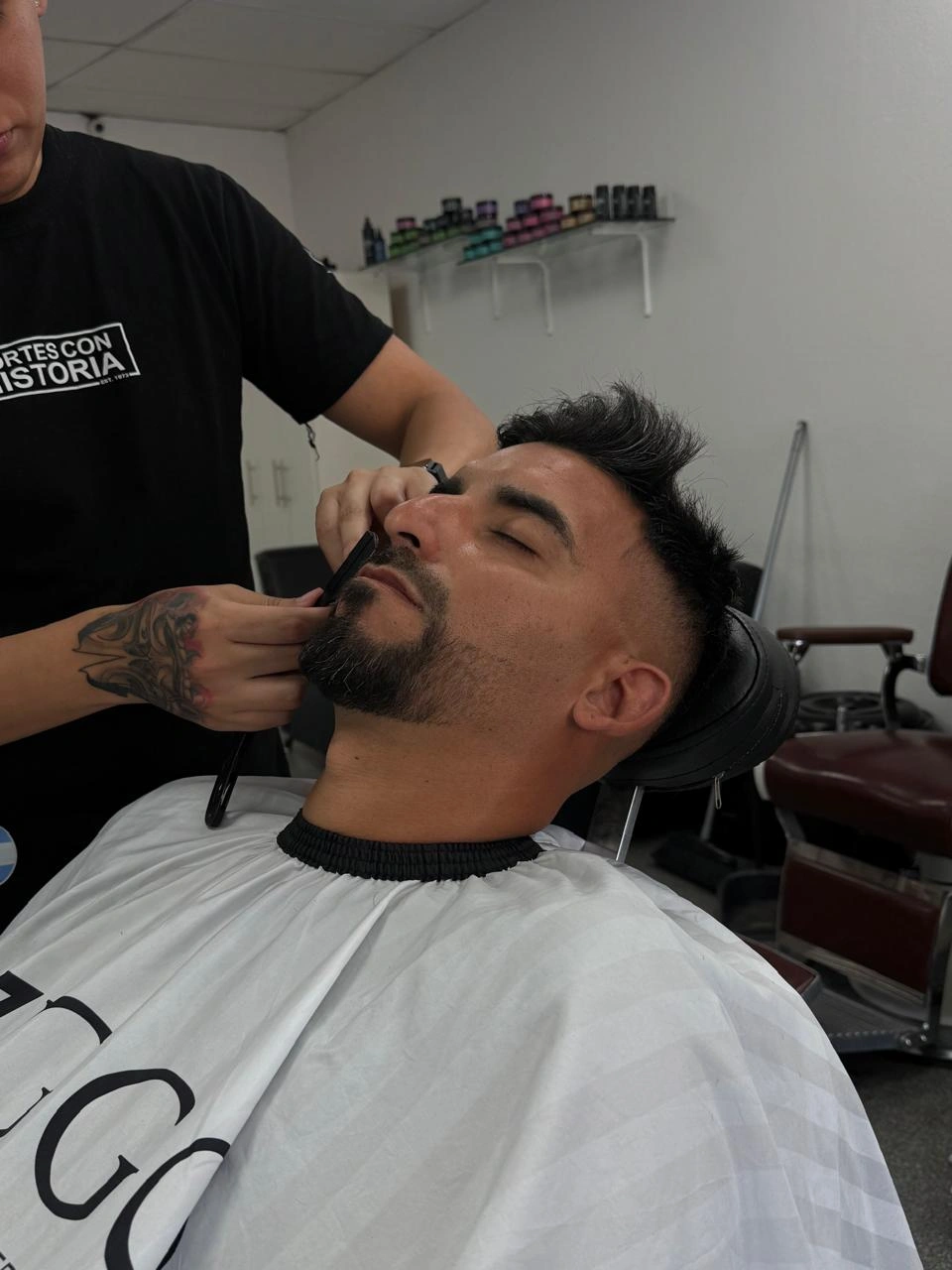 Perfilado de barba en Cortes Con Historia