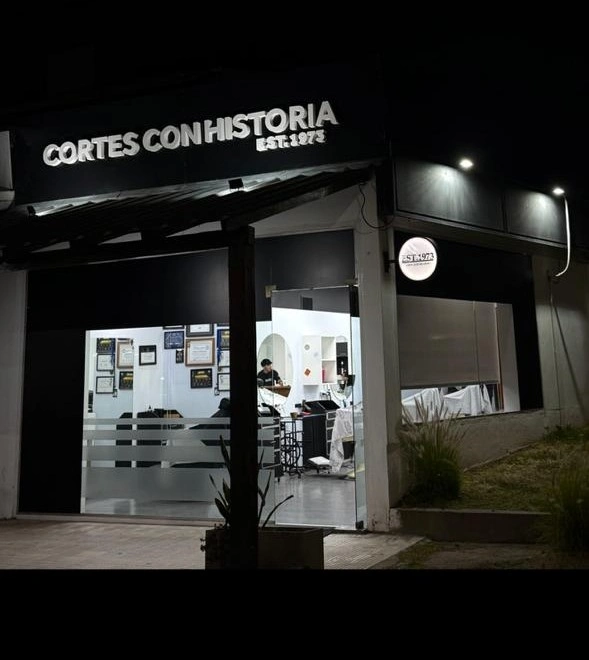 Fachada Cortes Con Historia de noche